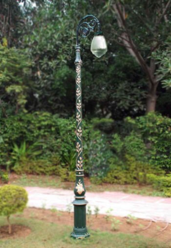 Swan-Neck-Acorn-Lantern-Cast-Iron-Lamp-Post