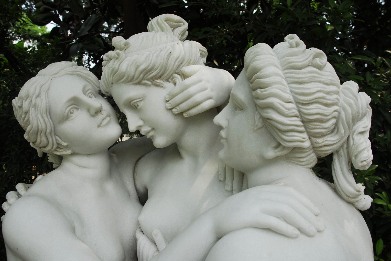 the-three-graces-statue
